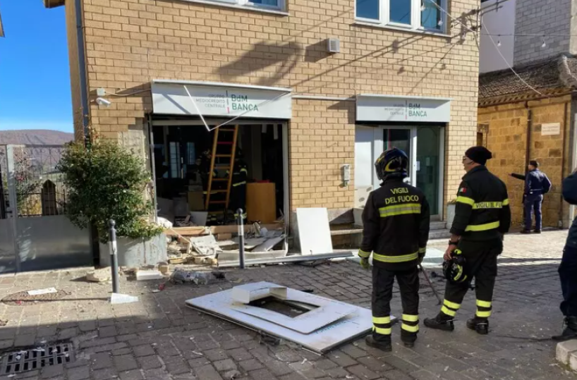 Fanno esplodere bancomat BdM nel Potentino e fuggono con un bottino da 30mila euro: caccia ai ladri