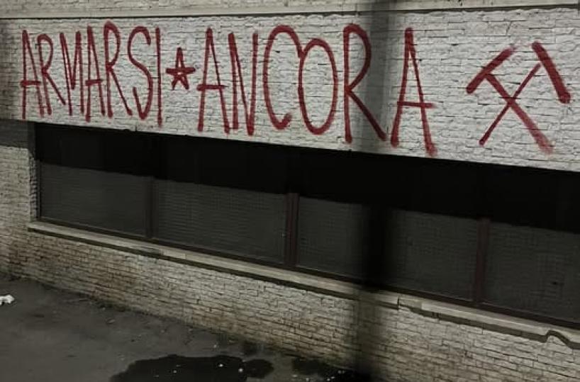 Quartiere Ferrovia a Foggia, sui muri appaiono stelle a 5 punte e scritte contro le forze dell'ordine 