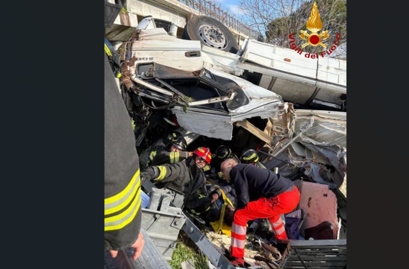 Modugno, tir finisce fuori strada: camionista estratto dalle lamiere dai vigili del fuoco in codice rosso