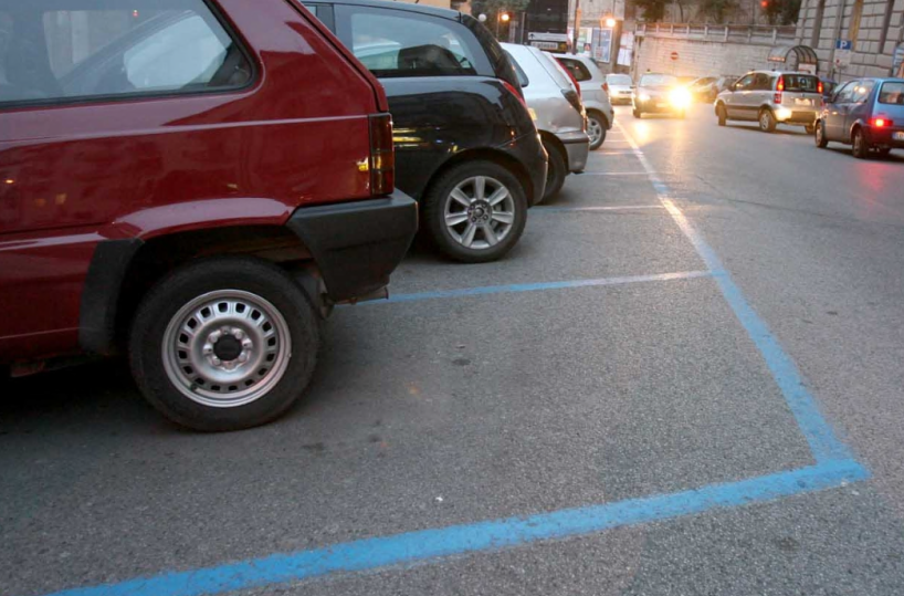 Strisce blu a Lecce, la maggioranza tira dritto e l’opposizione abbandona la commissione