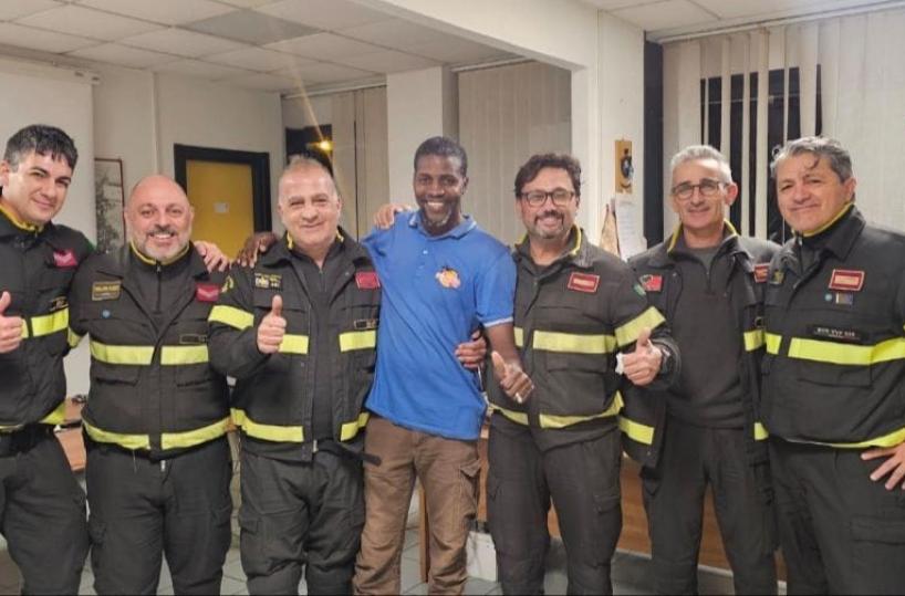 Salvato dopo essersi ribaltato con il tir a Modugno, va in caserma dai vvf per ringraziarli: &laquo;Non ce l'aspettavamo&raquo;