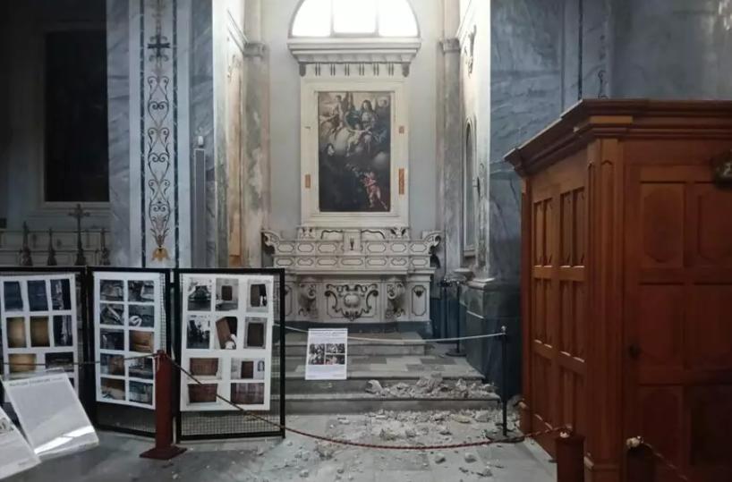 Ostuni, crollano parti d'intonaco dal soffitto della Cattedrale: chiude la Basilica minore