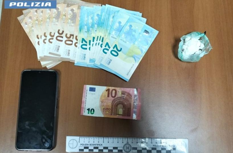 Taranto, sorpresi con un involucro di cocaina e pi&ugrave; di 700 euro: arrestati due uomini