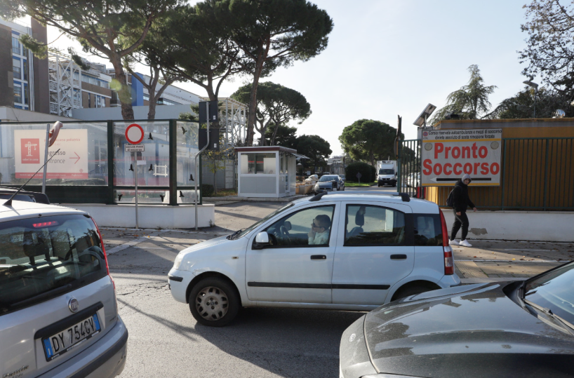 Bari, via Amendola congestionata dal traffico: e da gennaio si salvi chi pu&ograve;