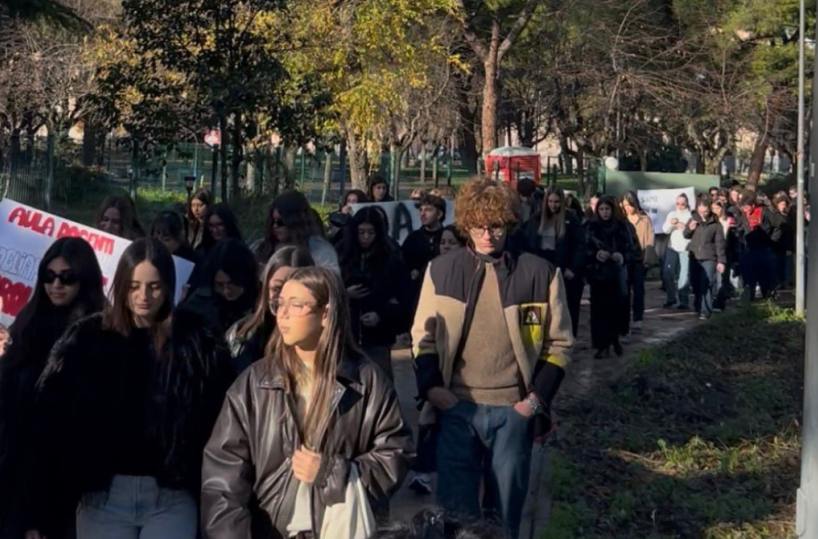 Andria, la protesta degli studenti del Troya: &laquo;Carenza di spazi, aule inadeguate&raquo;