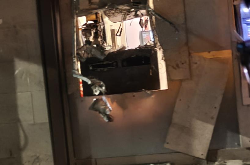 Notte &laquo;di fuoco&raquo; a Brindisi: prima l'assalto al bancomat, poi auto data alle fiamme