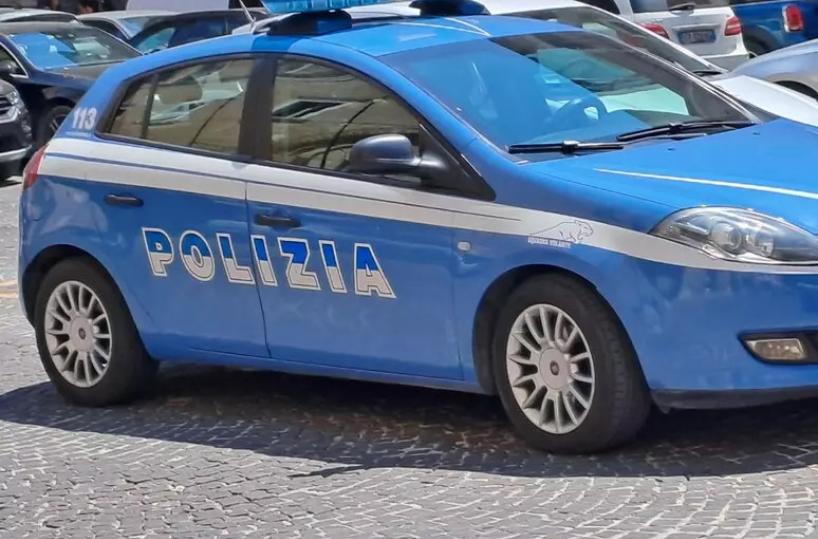 Immobilizzano e rapinano un anziano in casa: tre arresti a Taranto