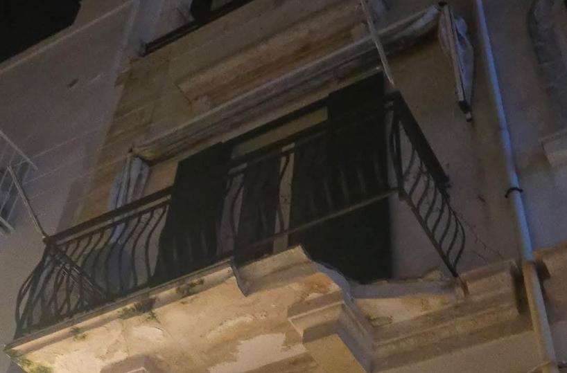 Paura a Polignano, cade un pezzo di un balcone su un&rsquo;auto: nessun ferito 