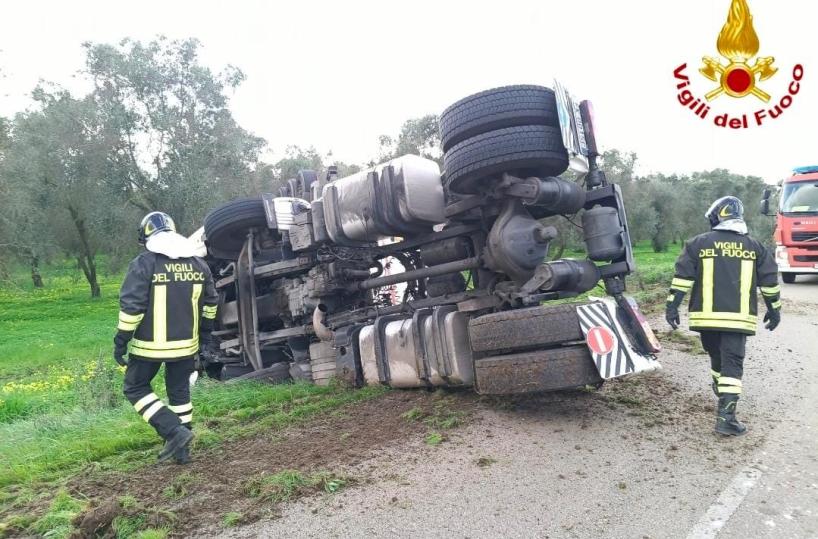 Autocisterna di vino si ribalta sulla Oria-Cellino: illeso l'autista