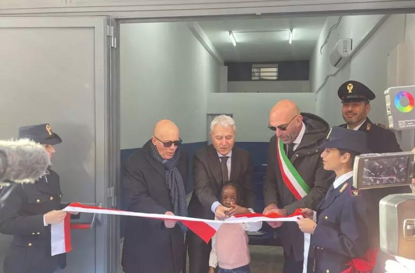 A Bari una sala d'attesa per i migranti che arrivano negli uffici della Questura