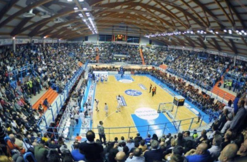 Topi d&rsquo;auto di nuovo al lavoro nel parcheggio del Palasport di Brindisi 