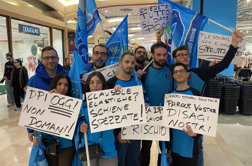 A Casamassima il sit-in dei lavoratori Primark: &laquo;Negato anche il tempo per bere l&rsquo;acqua&raquo;