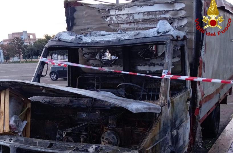 Lecce, incendio all'alba della giornata di Natale: distrutti due autofurgoni 