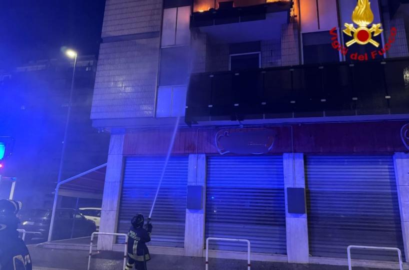 Brindisi, fuochi d'artificio mandano in fiamme fioriere in viale Aldo Moro: l'intervento dei vigili del fuoco
