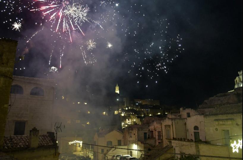Matera accoglie il 2026 in festa: piazza Vittorio Veneto gremita per il concerto di Coez. E i fuochi illuminano i Sassi