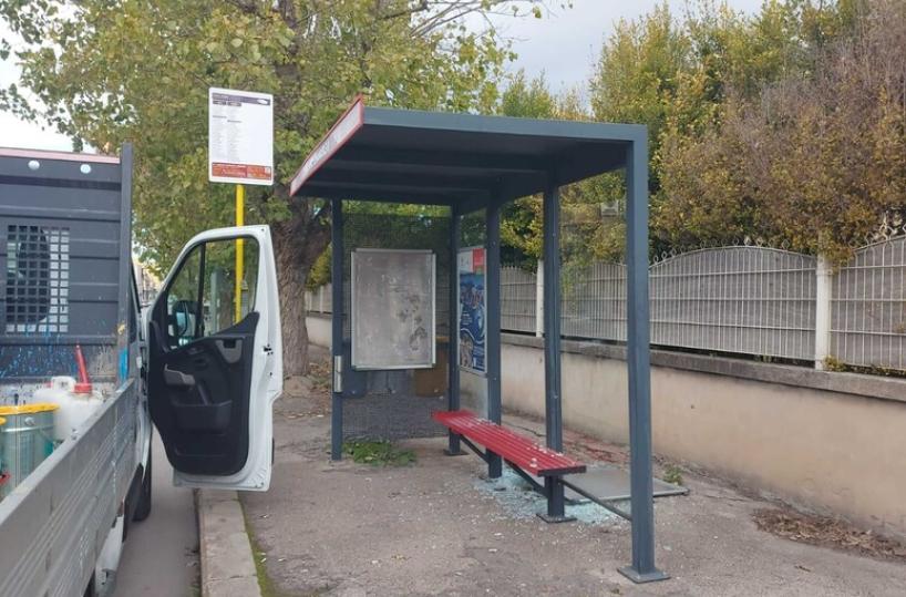 Taranto, ridotta in frantumi la vetrata della pensilina alla fermata dei bus nella borgata di Talsano