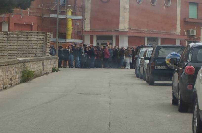 Fse, disservizi sulla linea Putignano-Martina: passeggeri ammassati in attesa dei bus sostitutivi