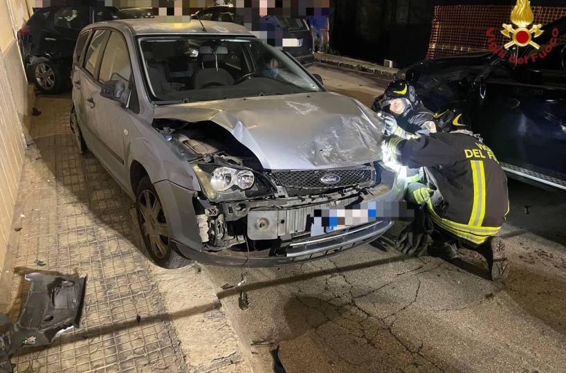 Brindisi, ambulanza in servizio colpisce auto parcheggiata: ferito il passeggero dell'auto 