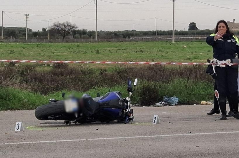 Bari, provano una moto su una strada chiusa: morti un 17enne e un 18enne, grave altro ragazzo