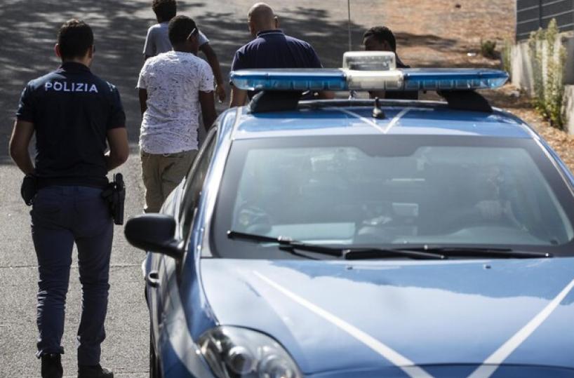 Brindisi, giovane migrante aggredito in pieno centro: cade e perde i sensi