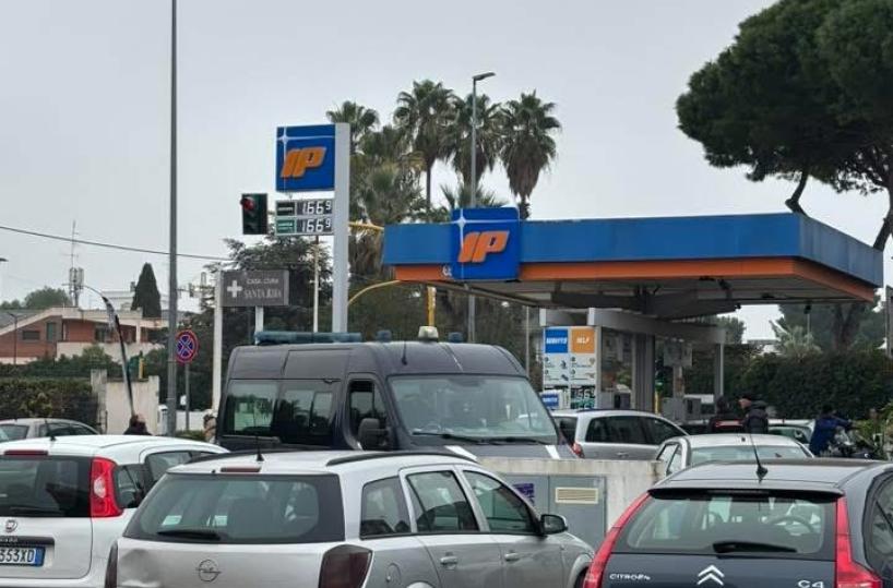 Bari, investita da un'auto in via Giulio Petroni: 76enne in codice rosso