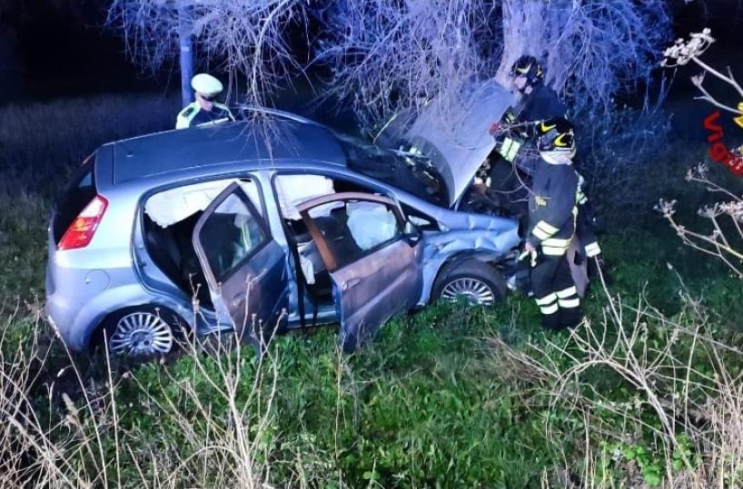 Auto finisce fuori strada sulla SP45 tra Mesagne e Latiano