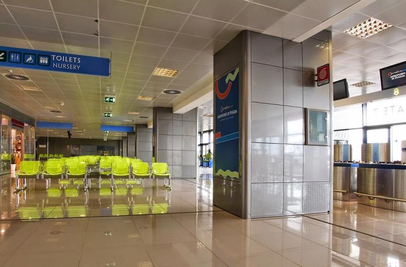 Brindisi, caos in aeroporto dopo voli dirottati: passeggeri diretti a Tirana occupano la pista