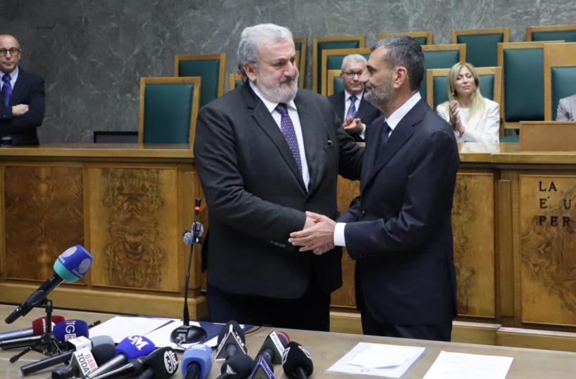 Regione, Antonio Decaro proclamato presidente: applausi e stretta di mano con Emiliano