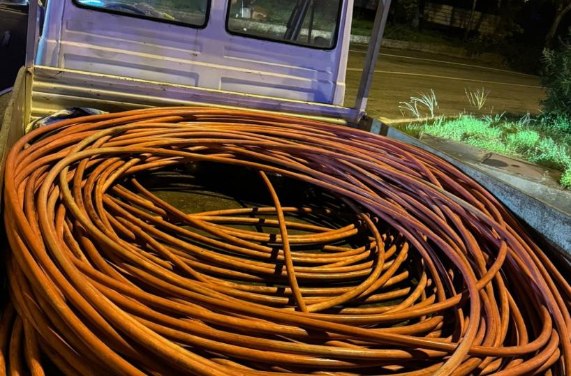 Taranto, sulla statale con 400 metri di rame rubato: due in fuga, un 40enne arrestato