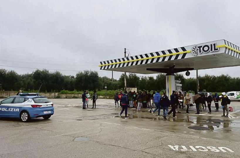 Canosa, l'incendio nel centro migranti: &laquo;Abbiamo salvato 91 persone, ma non chiamateci eroi&raquo;