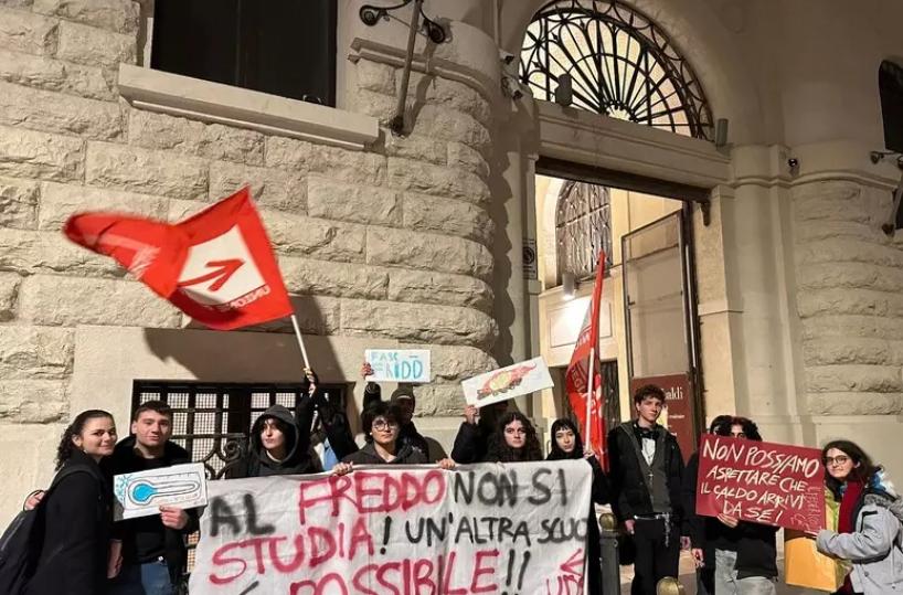 Bari, scuole al freddo e termosifoni rotti: scatta il presidio degli studenti davanti alla sede della Citt&agrave; metropolitana