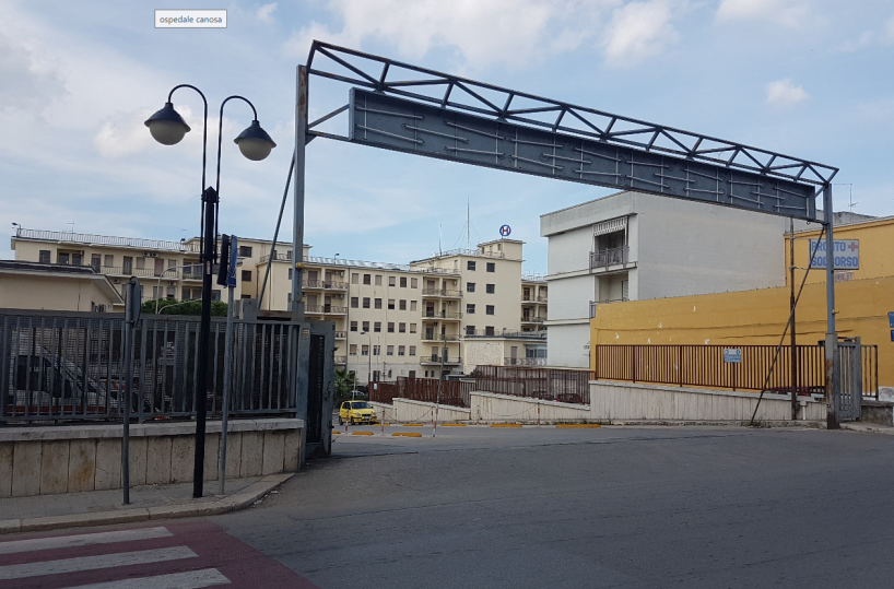 Canosa, si incatena davanti all'ex ospedale: &laquo;Non eliminare assistenza notturna&raquo;. E chiede di incontrare Decaro