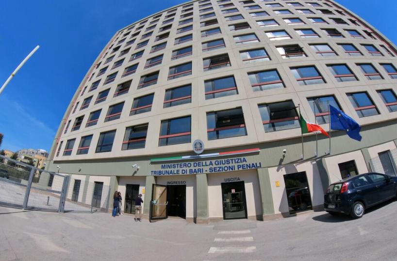 Bari, scoperti in casa a Carrassi con un'arma da guerra: assolti due genitori di un pregiudicato