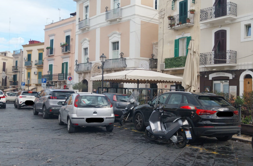 Ztl a Bari Vecchia, un mese a vuoto: il quartiere ancora invaso dalle auto