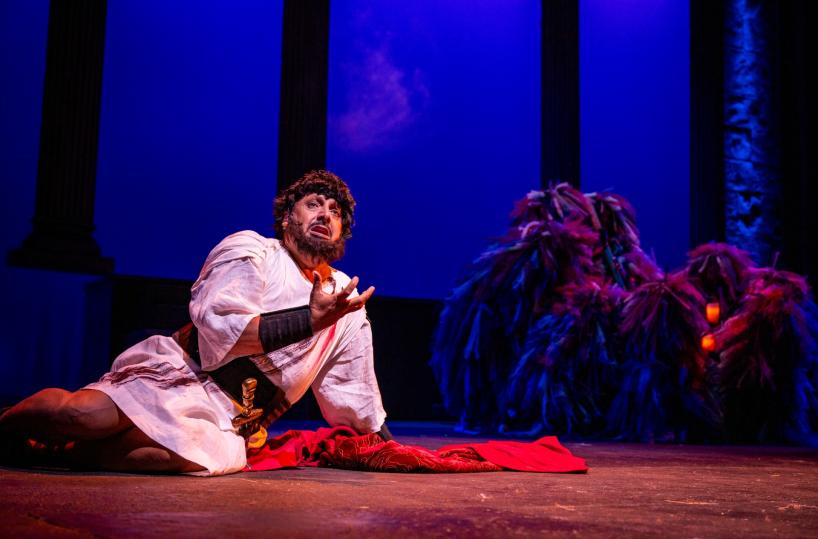 Sette re, una Roma intera e un solo attore: Enrico Brignano si moltiplica sul palco del TeatroTeam tra mito, ironia e riflessioni