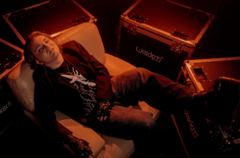 Be Klaire riparte da s&eacute; e dagli &laquo;invisibili&raquo;: &laquo;io non faccio che pensare a te&raquo; &egrave; il nuovo singolo che trasforma la fragilit&agrave; in identit&agrave; artistica