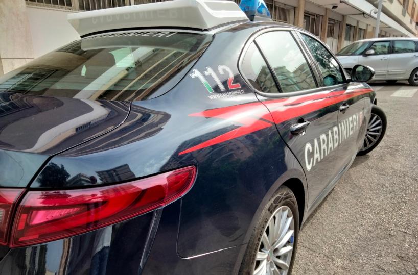 Omicidio a Rozzano, 70enne originario di Bari trovato morto in casa con una coltellata alla gola 