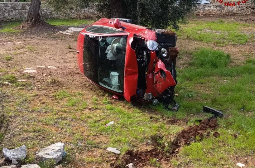 Scontro sulla Monopoli-Castellana Grotte, auto finisce fuori strada e si ribalta