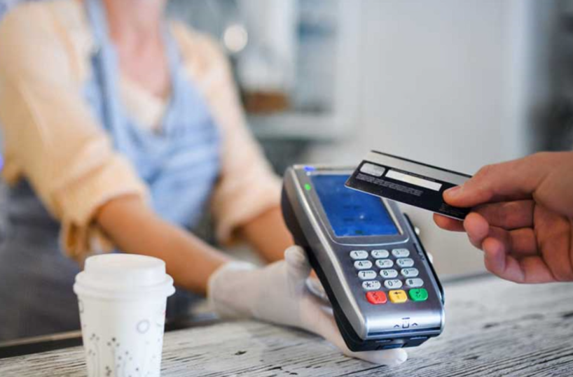 Puglia,  addio al contante: boom di pagamenti digitali. A Bari +35% 