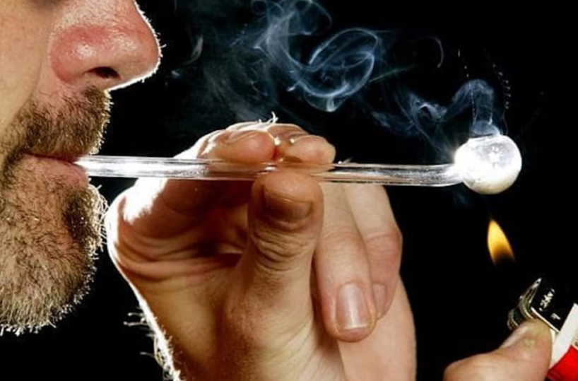 Professionisti, dirigenti, medici &laquo;nascosti&raquo; nei salotti del crack: &laquo;Il consumo avviene spesso in casa, per scelta&raquo;