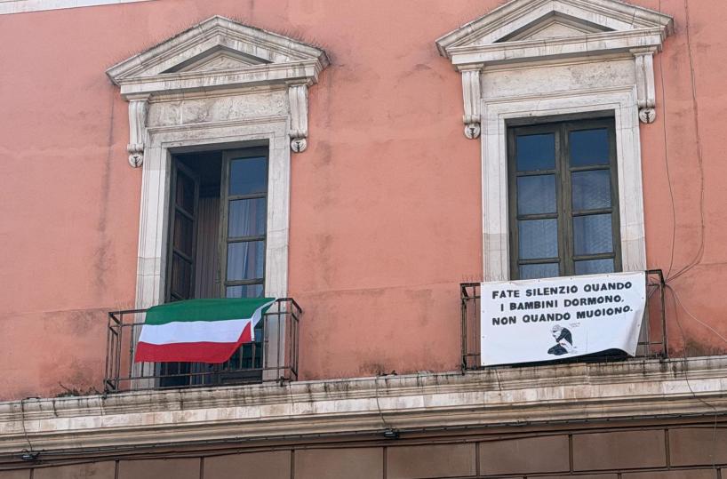 Bari, il sindaco espone la bandiera iraniana a Palazzo di Citt&agrave;: &laquo;Vicini a un popolo che lotta&raquo;