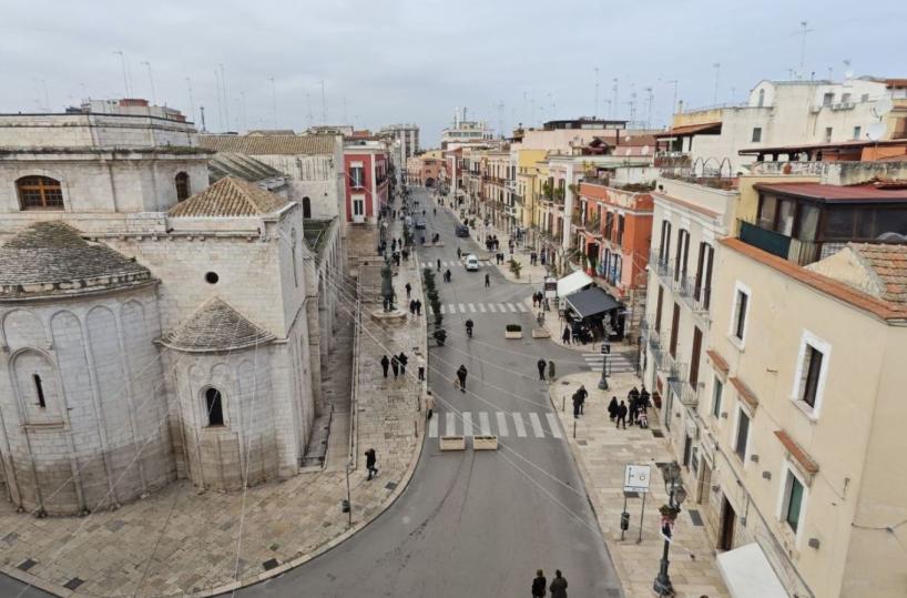 Barletta, shopping a picco in corso Vittorio Emanuele: i commercianti chiedono di riaprire la strada il sabato