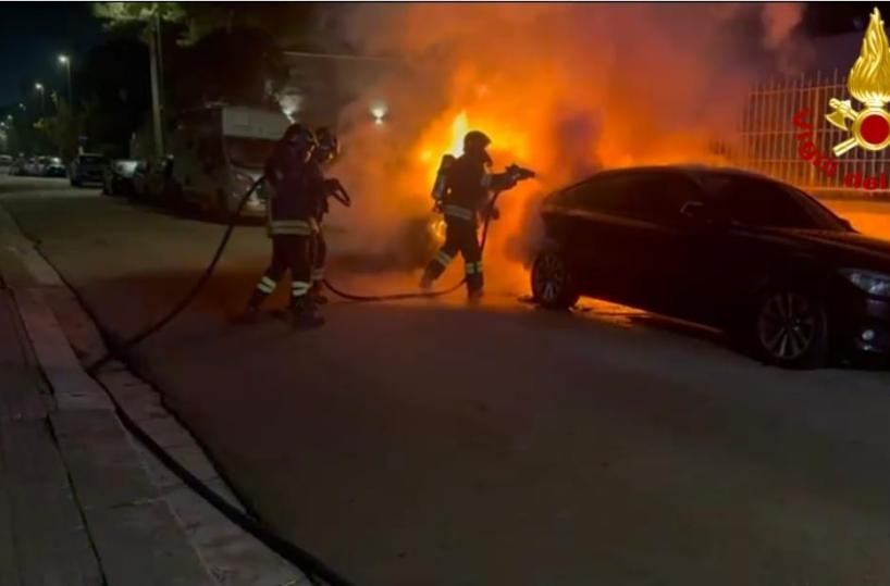 Brindisi, doppio rogo di auto nella notte: intervento dei vigili del fuoco