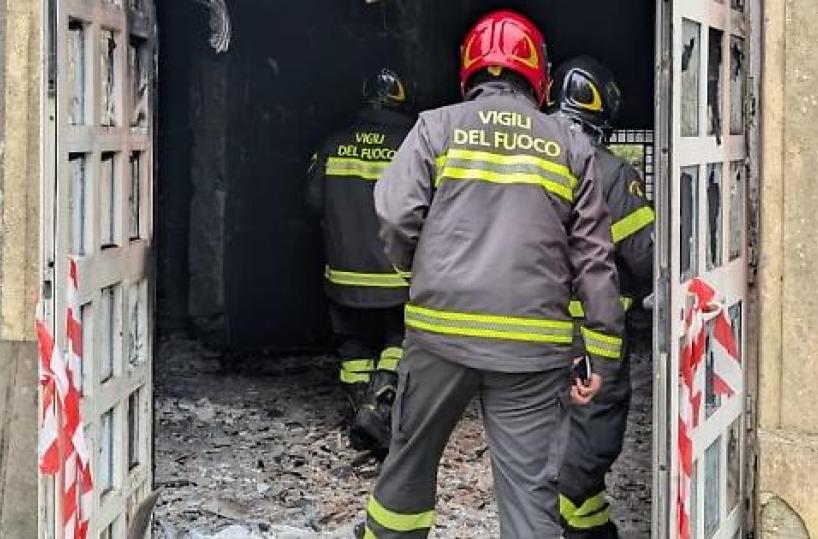 Incendiato a Restinco l'edificio che avrebbe ospitato i migranti: &laquo;Vigliacchi&raquo;
