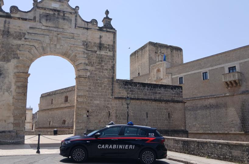 Minaccia genitori con pistola ad aria compressa, arrestato 36enne a Copertino