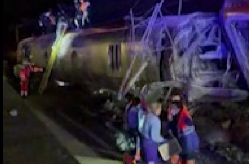 Deragliamento in Spagna, l&rsquo;ipotesi del giunto saltato: 39 morti e decine di feriti nello scontro tra due treni ad alta velocit&agrave;