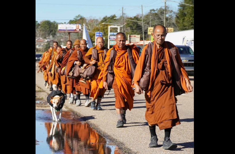 La bellezza dei monaci (pi&ugrave; un cane) in cammino per la pace