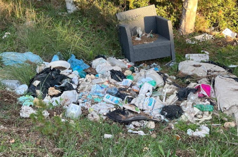 Polignano, sfregiata la &laquo;Rotta dei Due Mari&raquo;: plastiche e rifiuti lungo il cammino