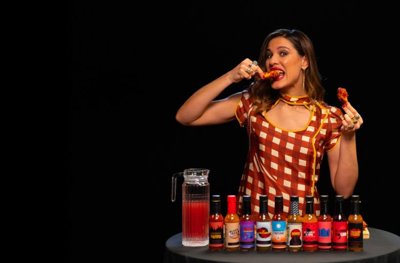 Riparte su RaiPlay &laquo;Hot Ones Italia&raquo;: Giulia Vecchio al timone dello show di interviste davanti alle alette di pollo piccanti