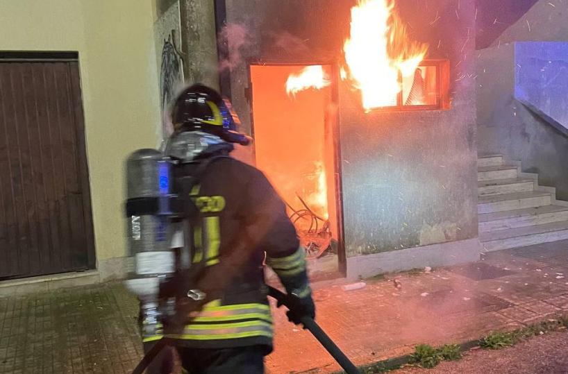 Latiano, scoppia il rogo in un vano caldaia in disuso: nessun ferito e nessun appartamento evacuato